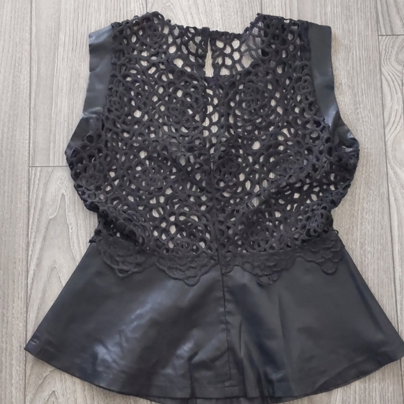 Black lace top with peplum bottom - Picture 2 of 4